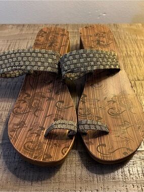 Corkys Metallic Pewter Woven Toe-Loop Sandals size 9